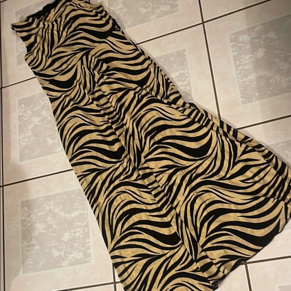 Enfocus Studio Black and Gold V-Neck Maxi Sundress - Picture 4 of 5